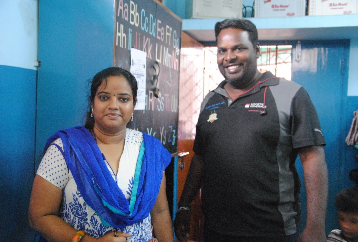 Vaidevi, coordinatrice de Speed Trust et de l’agence « Human Trip India » et Manivannan Gilli, entraineur du Rugby Slum Club, mais aussi veilleur des lieux. © AR